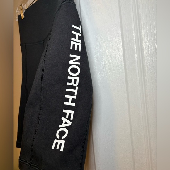 The North Face NWT - Women's Athletic Outdoor Casual Black Shorts in Size S - Picture 3 of 8